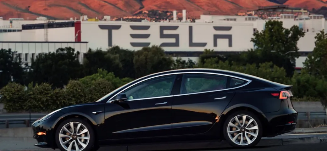 Tesla Model 3: boom di prenotazioni dopo le prime consegne