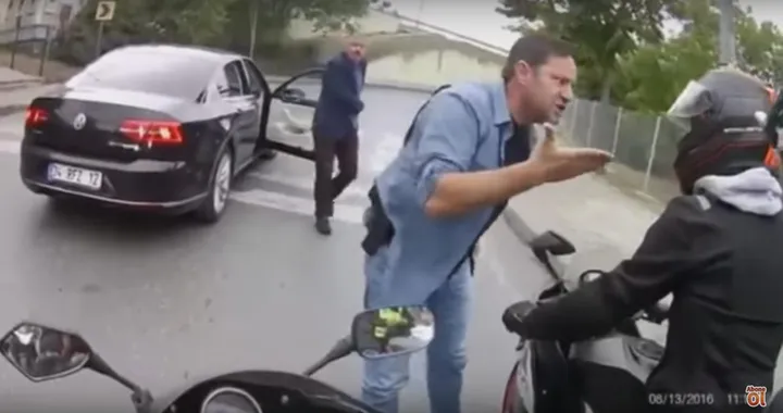 Lite in strada tra Motociclisti e polizia in borghese [Video]