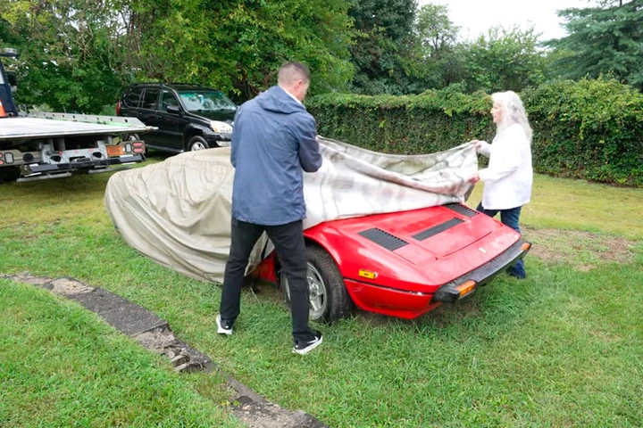 Ferrari 308 GTS dimenticata in un giardino: ha solo 6.800 km, ma i topi l’hanno perseguitata