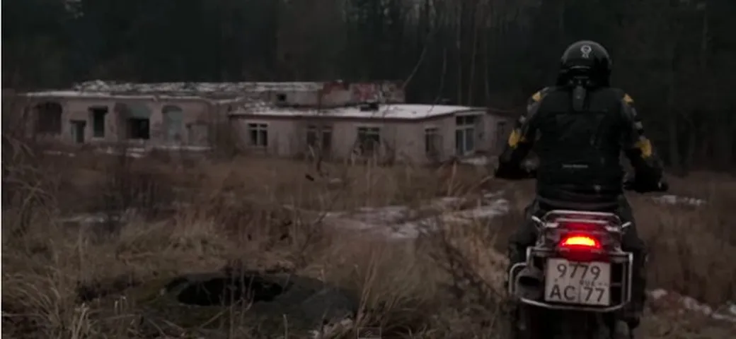 Video: lo spettacolo della BMW R1200GS in un camp abbandonato