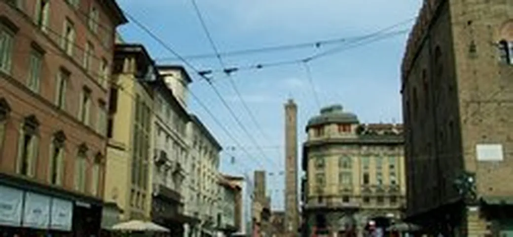 In motorino senza casco, botte da orbi a Bologna