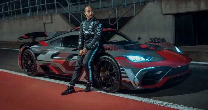 La Mercedes AMG Project One scende in pista con Hamilton