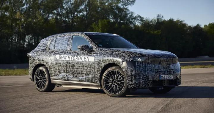 La nuova BMW iX5 Hydrogen apre all'idrogeno su larga scala
