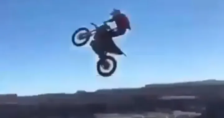 Incredibile salto in moto e atterraggio col paracadute [Video]