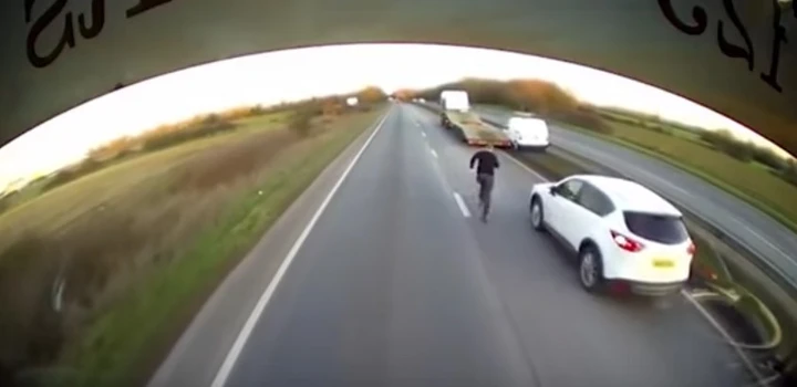Camionista salva automobilista colpito da infarto [Video]