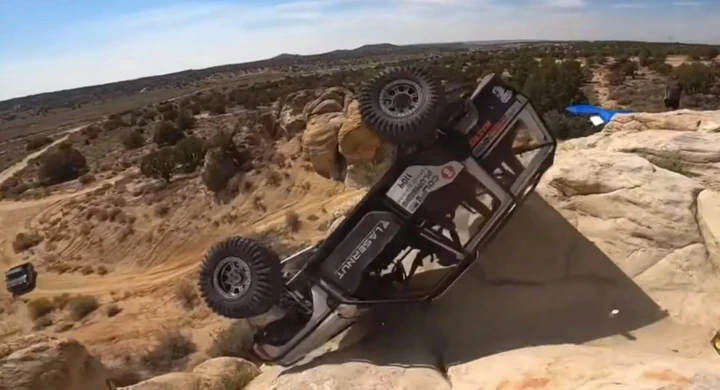 Spaventoso incidente in fuoristrada: la Jeep cade nel dirupo [Video]