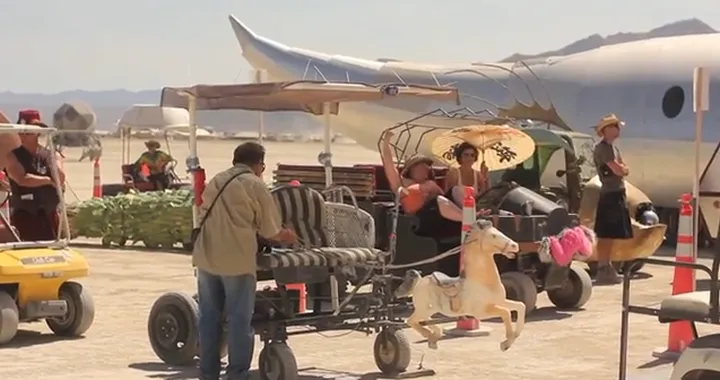 La coda di veicoli per il Burning Man Festival