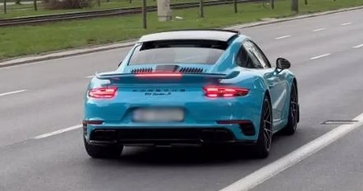 Con la Porsche 911 Turbo vuole partire a razzo, ma scatta come una formica | Video