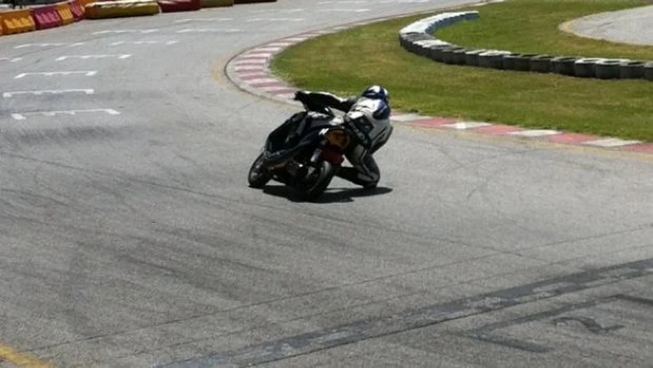 Scatto in Corsa: Scooter in pista
