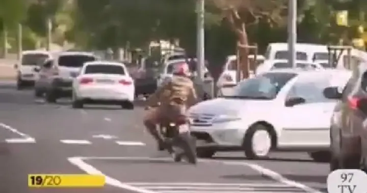 Nasconde agli agenti la targa dello scooter ma finisce a terra [Video]
