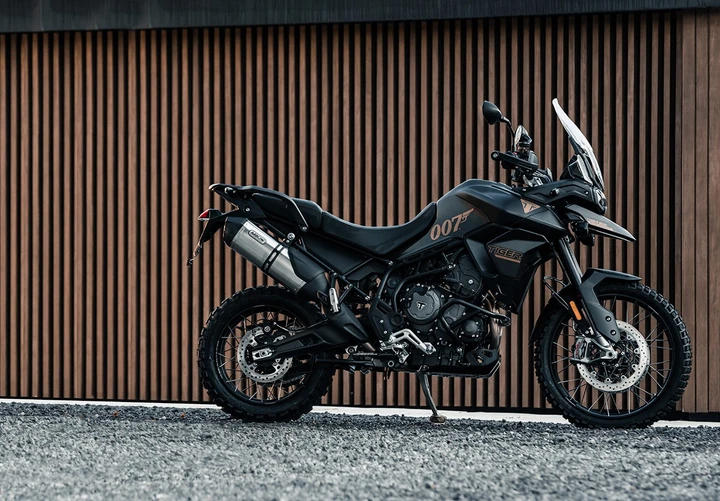 Triumph Tiger 900 Bond Edition, la nuova serie limitata dedicata al film No Time To Die