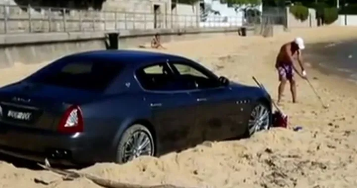 Parcheggia la sua Maserati in spiaggia e... gioca a golf [Video]