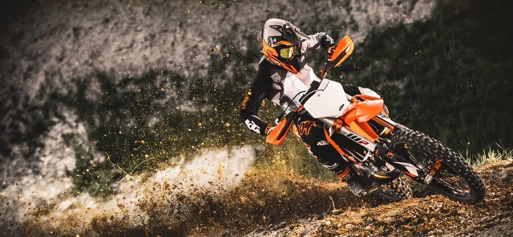 KTM presenta la nuova gamma SX 2021: arriva l'app per gestire la moto