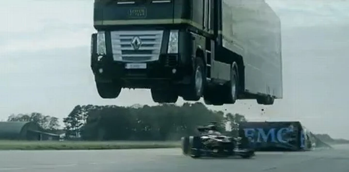 Il TIR della scuderia Lotus F1 salta una monoposto!