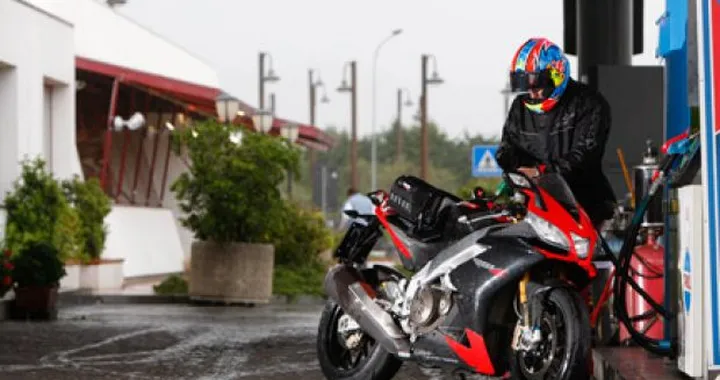 Primi assaggi su strada della Aprilia RSV4