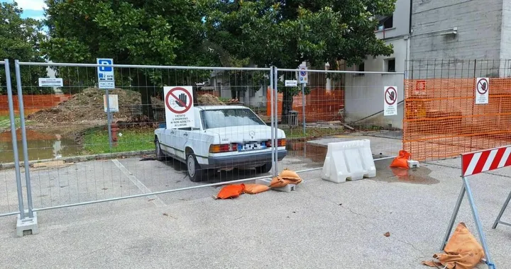 Mercedes abbandonata da due anni davanti all’ospedale: il cantiere ci lavora attorno