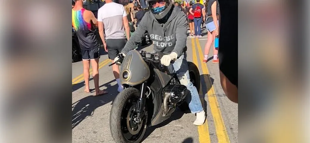 Brad Pitt alla manifestazione per George Floyd in sella ad una BMW molto particolare