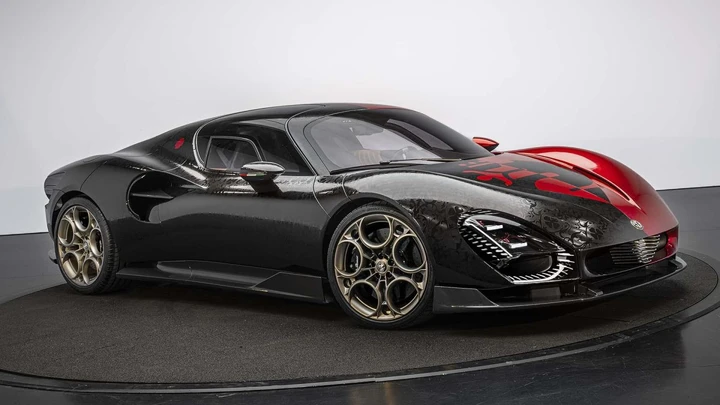 Alfa Romeo 33 Stradale, a Parigi debutta la livrea damascata: un capolavoro da oltre 630 CV