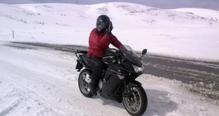 Foto del giorno: Kawasaki ER-6F sulle nevi dei Monti Lessini