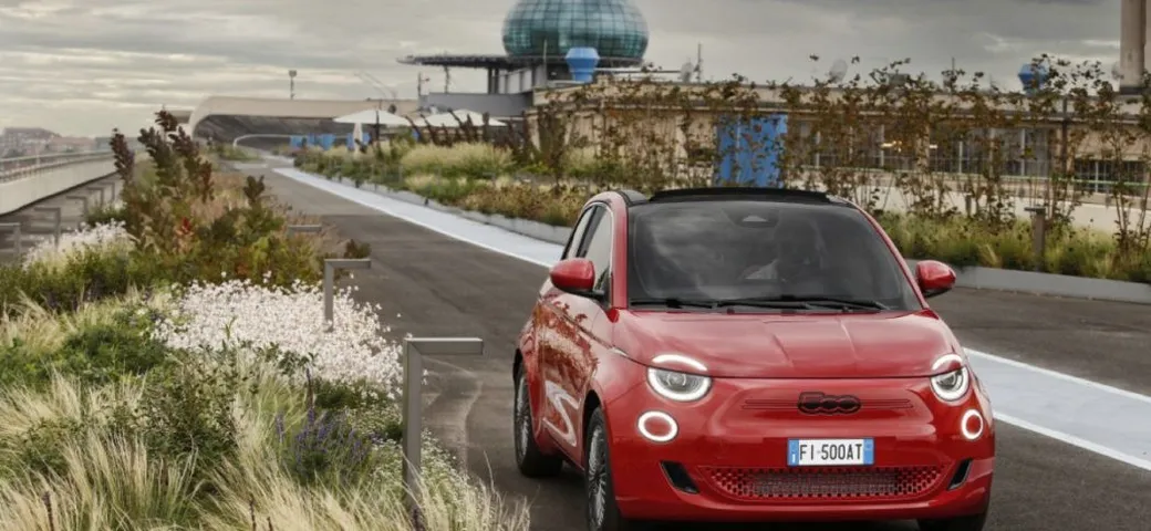 Fiat 500 RED: la serie speciale presentata nella nuova Casa 500