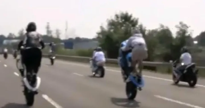 Impennata a testa in giù con la moto [Video]