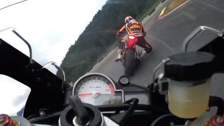 La KTM Superduke 1290 R gira a Zeltweg ripresa da una S1000rr