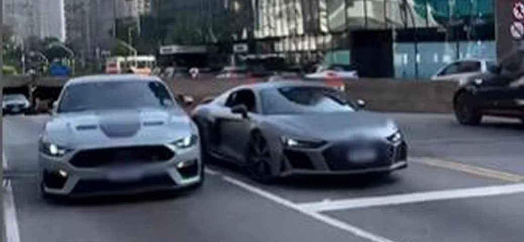 Mustang a tutta birra evita di un soffio il contatto con l'Audi R8 | Video