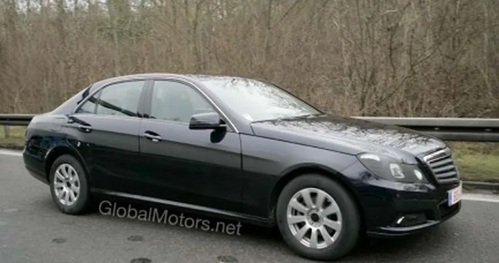 Mercedes Classe E: nuove foto spia praticamente "nude"