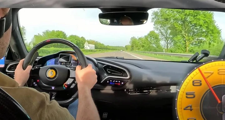 Ferrari 296 GTB a 352 km/h di tachimetro sull'Autobahn tedesca | Video
