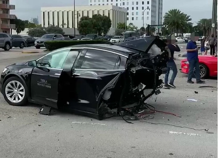 Incidente tra Tesla, Nissan e Mustang: l'elettrica finisce spezzata in due [Video]