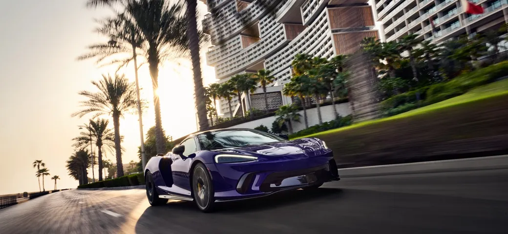 La nuova McLaren GTS lanciata nel lusso di Abu Dhabi