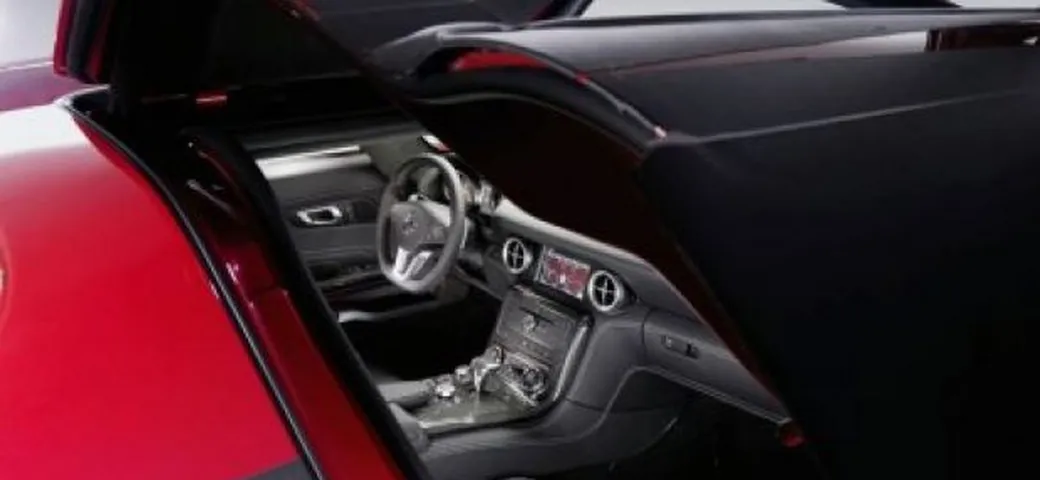 Mercedes SLS: le foto ufficiali degli interni ed i bozzetti della carrozzeria