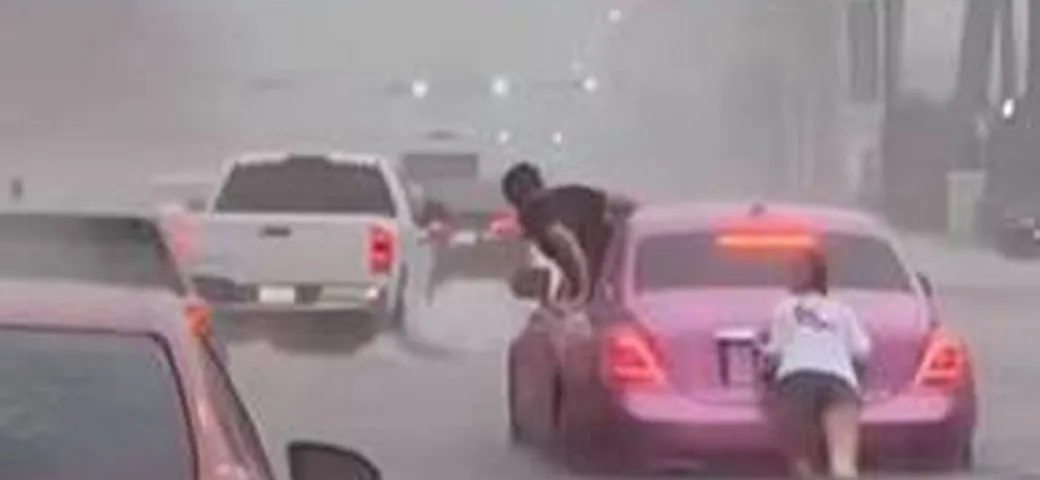Rolls-Royce Ghost spinta sotto la pioggia tropicale di Miami | Video