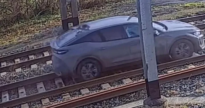 Inscena una fuga con l'auto sui binari, sfiorata la tragedia con il treno