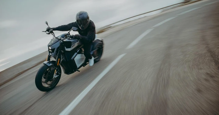 Verge Motorcycles e Mika Hakkinen presentano una nuova superbike 100% elettrica [FOTO]