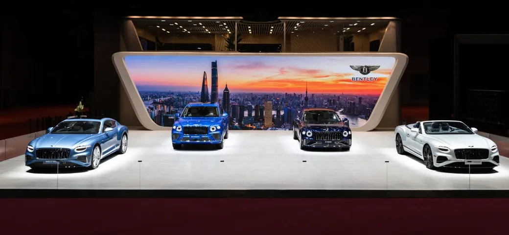 Bentley stupisce il Salone di Shanghai 2025 con le nuove Azure e Speed