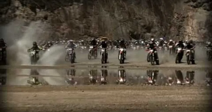 Un modo insolito di viaggiare in moto. Da non imitare!