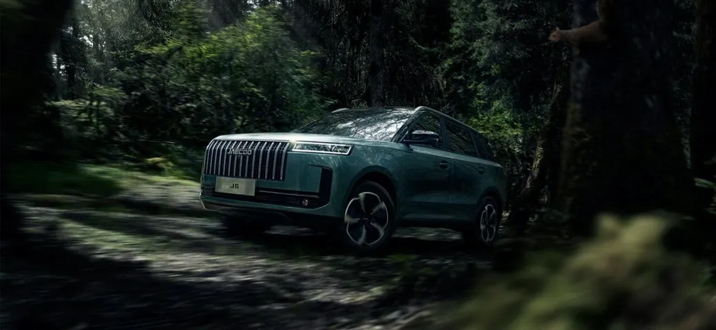 Jaecoo 5, il crossover avventuroso brilla in offroad