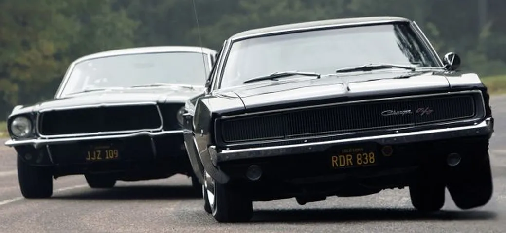 Bullitt: l'inseguimento di Mustang e Charger ricreato a Silverstone in Video
