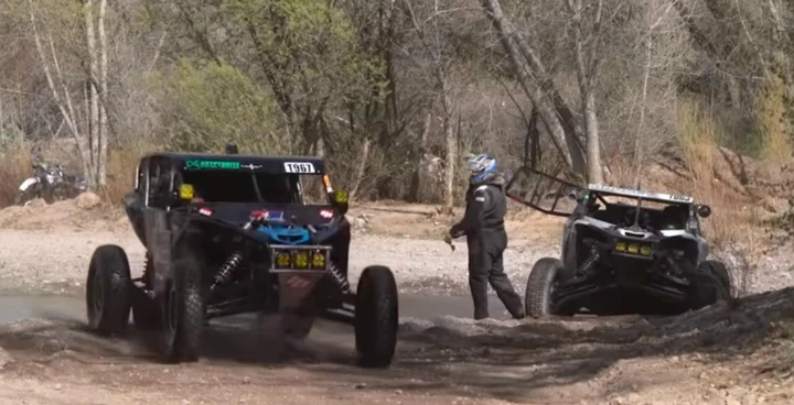Epici attraversamenti del guado nella gara off-road | Video