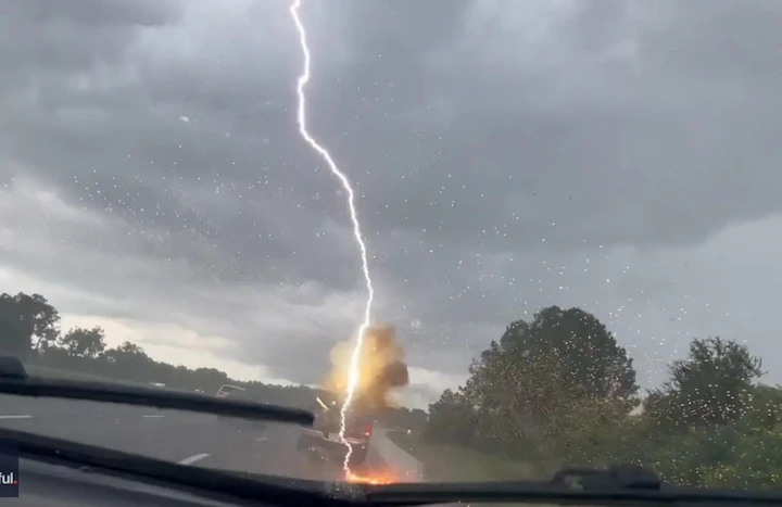 Auto colpita da quattro fulmini: scena terrificante, ma tutti illesi [Video]