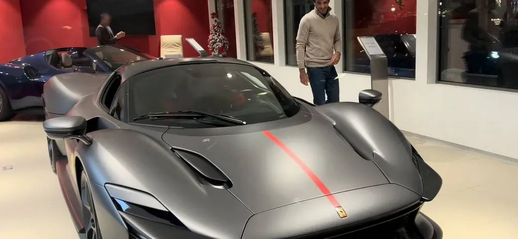Ferrari Daytona SP3: la nuova supercar di Carlos Sainz Jr. | Video