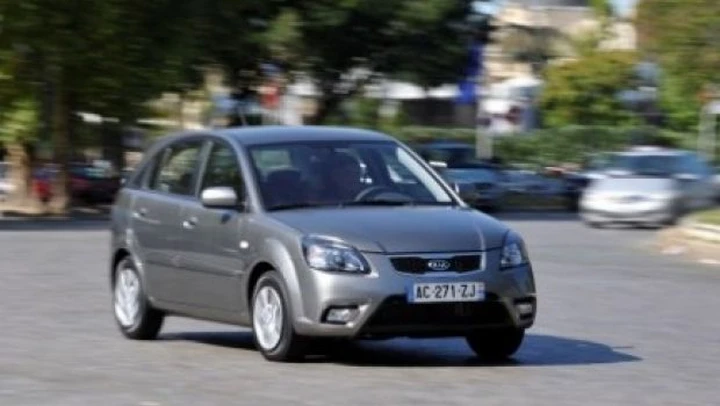 Kia: le prime immagini della Rio restyling