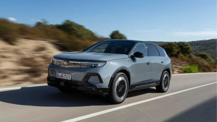 Opel Grandland diventa più sostenibile: meno CO2 e meno sprechi in fabbrica