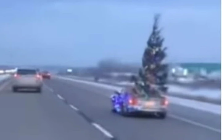 Mazda MX-5 con un albero di Natale nel cofano [Video]