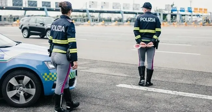 Polizia ferma auto a fari spenti sull'autostrada: aveva denaro illecito
