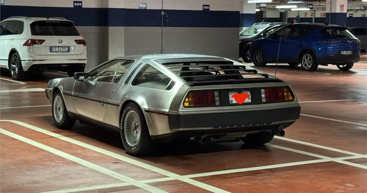 DeLorean DMC12 fa scalpore nel parcheggio del supermarket