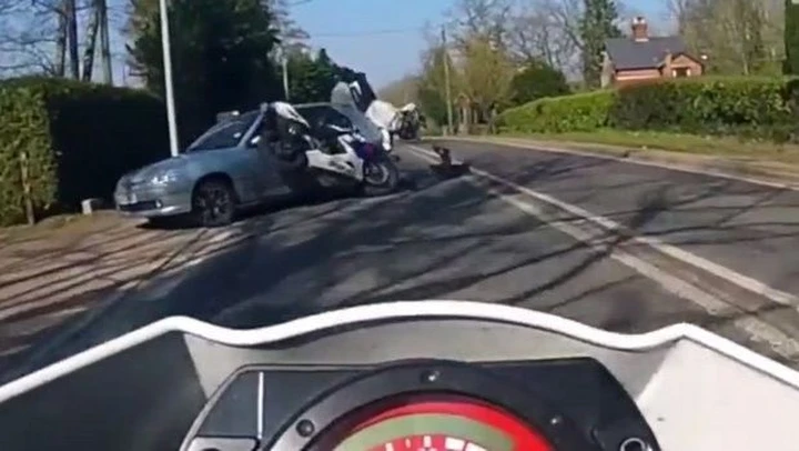 Video: automobilista svolta senza guardare e centra motociclista