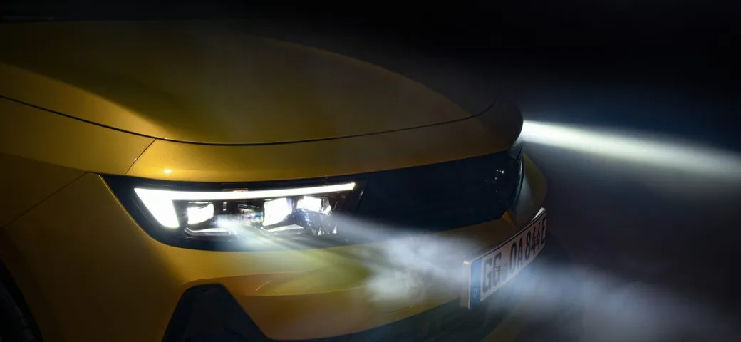 Opel rivoluziona l'illuminazione con i fari Intelli-Lux LED