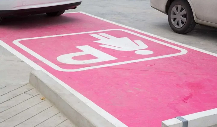 Parcheggi: in arrivo stalli rosa per le donne incinta e multe ancora più salate